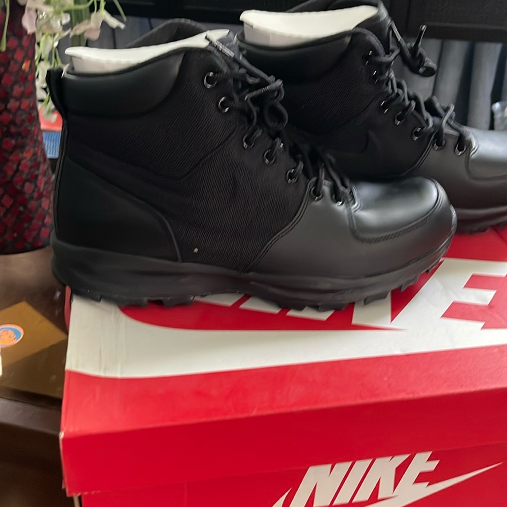 Men NIKE Black Boot size 11.5